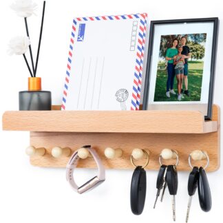 Väike puidust riiul nagidega