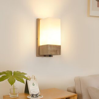 Puidust seinavalgusti klaasist kupliga