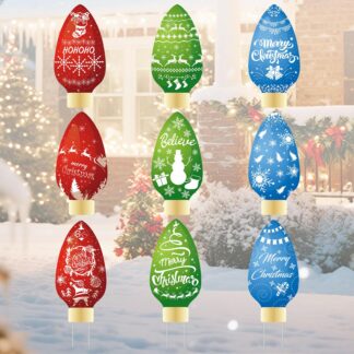 Jõuluteemaline aiakaunistus vaiadega