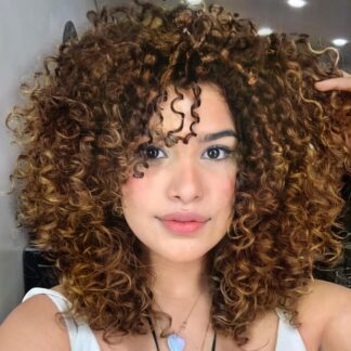 Afro-parukas tuka ja lokkidega